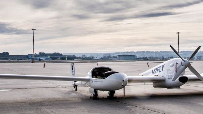 El avión eléctrico HY4 de H2Fly es un prototipo de cuatro asientos que se alimenta de una pila de combustible de hidrógeno líquido, lo que supone un hito para la aviación eléctrica. El avión eléctrico HY4 de H2Fly es un prototipo de cuatro asientos que se alimenta de una pila de combustible de hidrógeno líquido, lo que supone un hito para la aviación eléctrica.