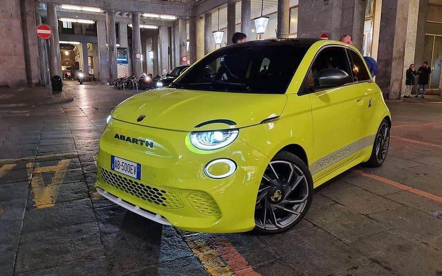  El nuevo Abarth 500 eléctrico "cazado" totalmente al descubierto durante una sesión fotográfica 