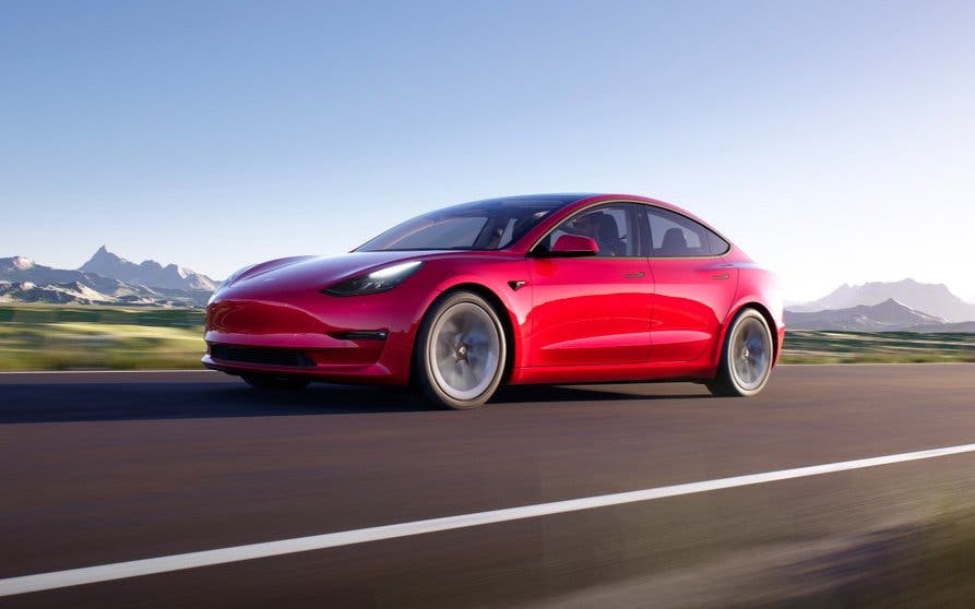  Tesla Model 3 eléctrico. 