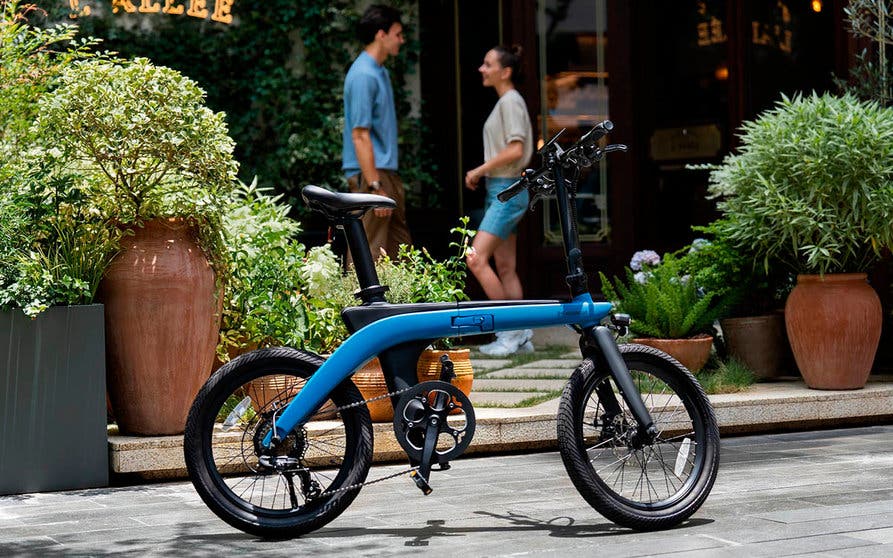  El cuadro de la bicicleta eléctrica plegable Wowcat C1 está fabricado en carbono, en forma de L y con un diseño aerodinámico. 