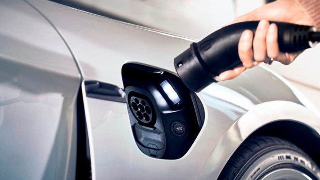 Dos estrategias diferentes: baterías grandes, costosas y pesadas para recorrerá grandes distancias si n recargar o baterías más pequeñas con una alta velocidad de recarga. Nyobolt, Echion Technologies o Group14 Technologies apuestan por la segunda. Dos estrategias diferentes: baterías grandes, costosas y pesadas para recorrerá grandes distancias si n recargar o baterías más pequeñas con una alta velocidad de recarga. Nyobolt, Echion Technologies o Group14 Technologies apuestan por la segunda.