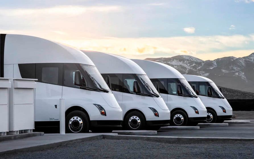 Tesla produce un volumen muy bajo de unidades del Tesla Semi en una instalación situada junto a la Gigafactoría de Nevada.