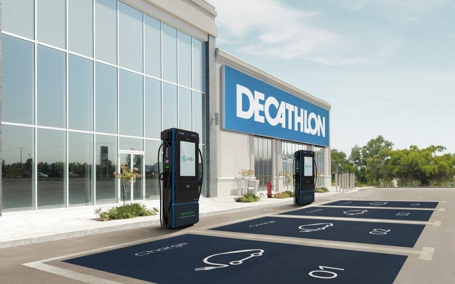 Cargadores para coches eléctricos de Decathlon y EDP.