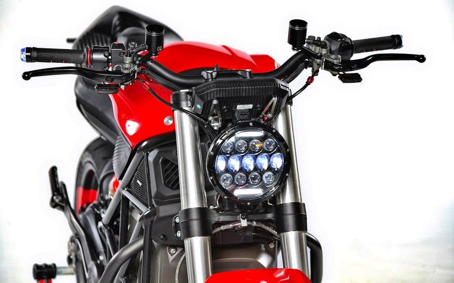 La única manera de tener una Ducati Monster eléctrica, de momento, es la Brutal-e.