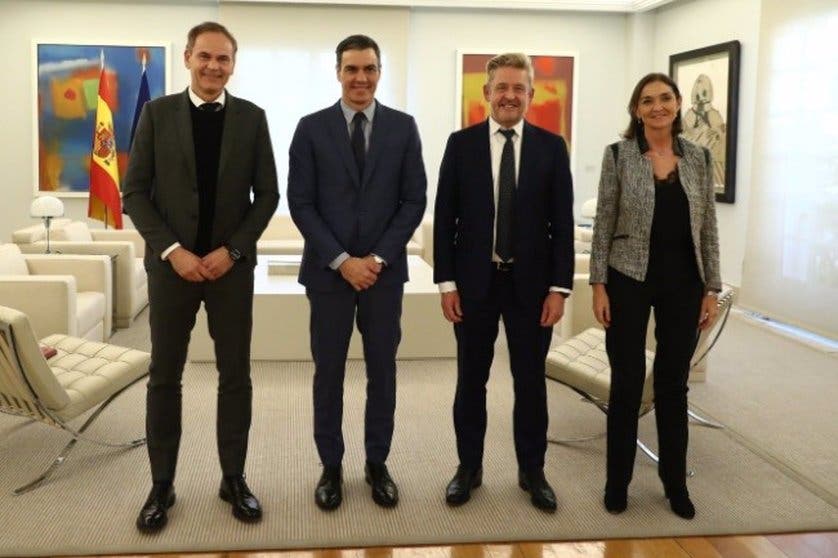 El presidente de Volkswagen, Olvier Blume; Pedro Sánchez; el presidente de Seat, Wayne Griffiths, y Reyes Maroto.