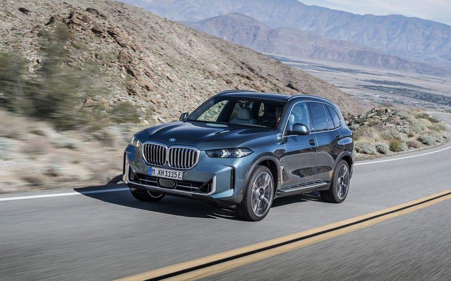 El BMW X5 xDrive50e obtiene hasta 110 kilómetros de autonomía eléctrica.