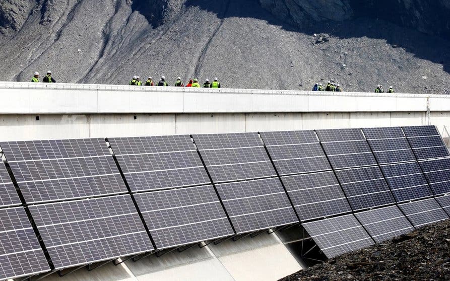 Presa del Lago Muttsee mientras duraban los trabajos de instalación de los paneles (imagen de Reuters).