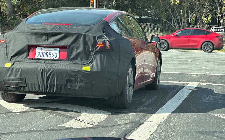 Los prototipos del nuevo Tesla Model 3 ocultan la parte delantera y trasera, donde se sitúan la mayoría de los cambios más visibles.