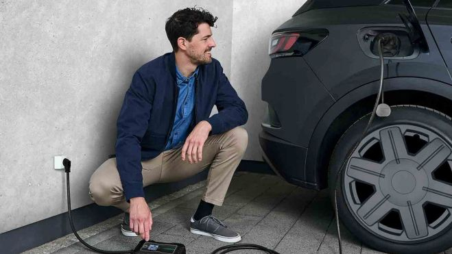 La opción más económica es un cable tipo 2 que se conecta a un enchufe doméstico convencional. La opción más económica es un cable tipo 2 que se conecta a un enchufe doméstico convencional.