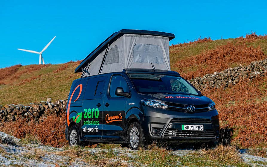 La Campervan Co Eco Revolution es una autocaravana totalmente eléctrica con dos camas y cuatro asientos que admite varias transformaciones en su interior.