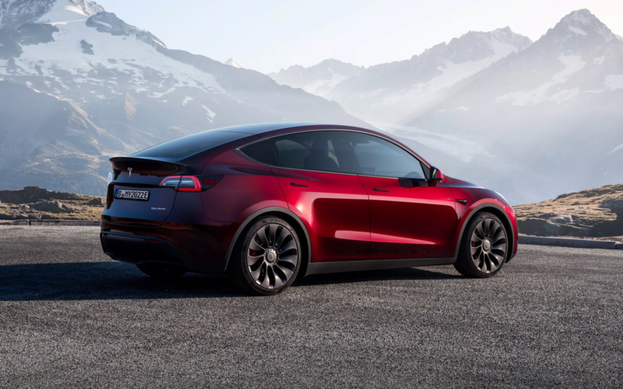 Tesla Model Y en color Rojo Cereza Medianoche.