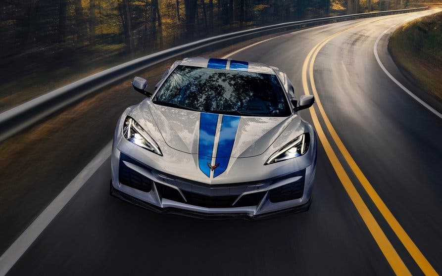 El Chevrolet Corvette E-Ray es la versión más potente y rápida de las que han existido.