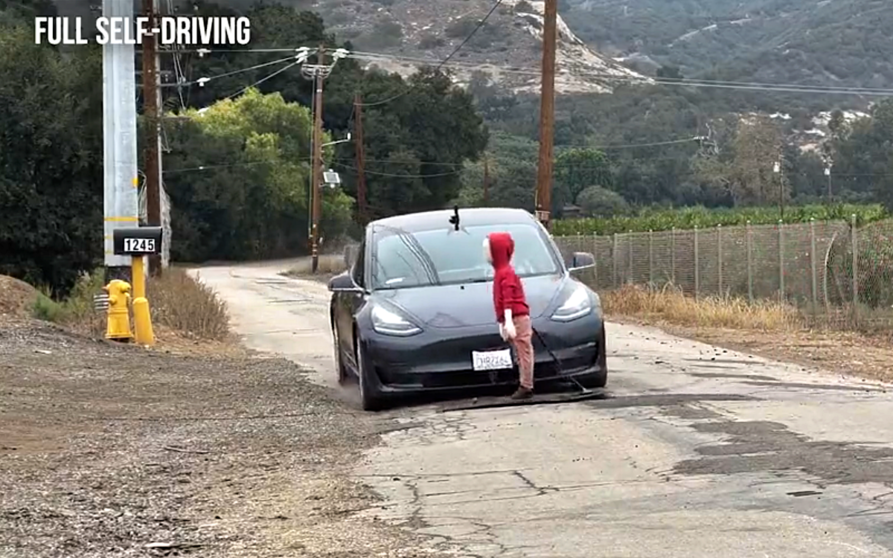 El anuncio muestra un Tesla Model 3 errando en varias situaciones críticas.