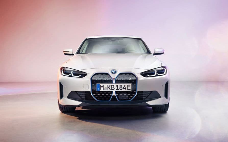 La parrilla de los BMW eléctricos se transformará en un gran panel de iluminación frontal.