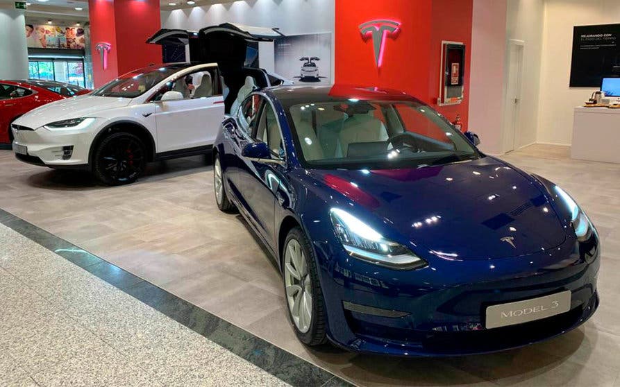 En un vídeo publicado en su canal, Sandy Munro explica las razones por las que Tesla aventaja a sus competidores a la hora de permitirse reducir el precio de venta de sus coches eléctricos.