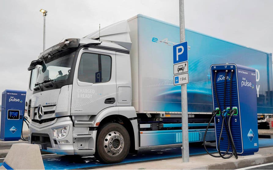 Las estaciones de recarga para camiones eléctricos deben estar diseñadas pensando en sus dimensiones y en las diferentes posiciones del conector de carga.
