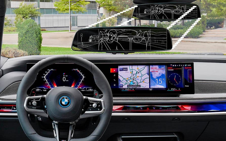 Un software recibe las imágenes de las cámaras y los sensores del coche para combinar toda la información y presentársela al conductor de la manera más sencilla posible.