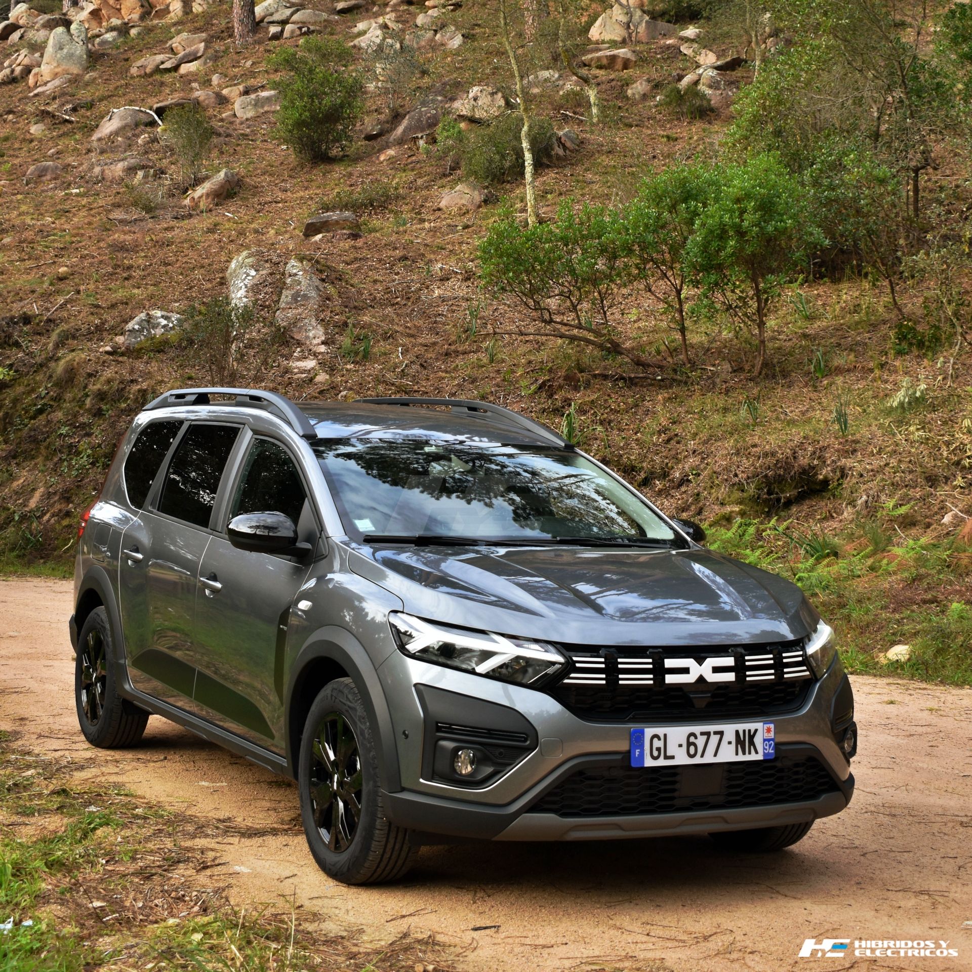 Ya hemos probado el primer coche híbrido de Dacia: 600 litros de maletero y  un bajísimo consumo