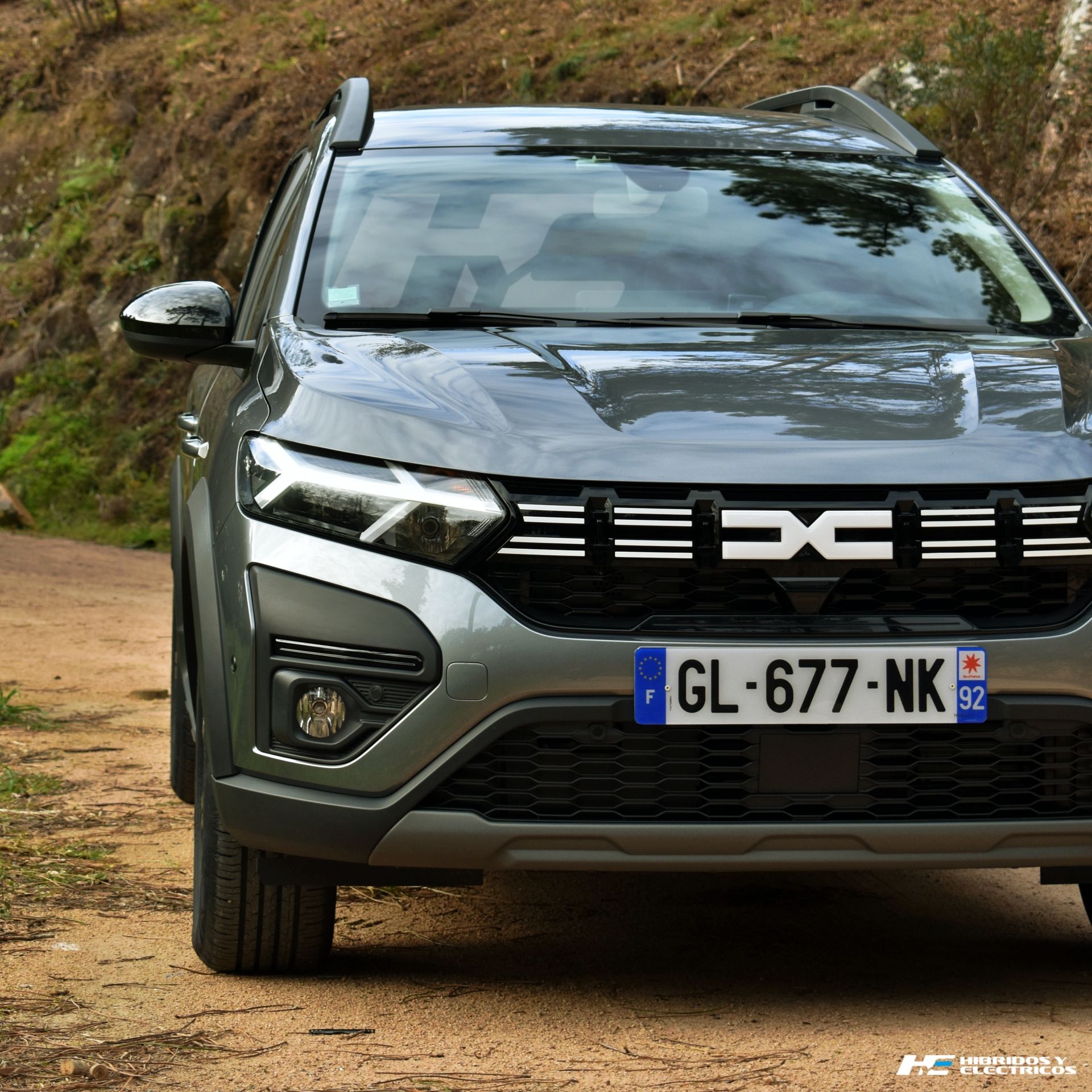 El Dacia Jogger tiene en la gama híbrida de Toyota sus más serias alternativas.