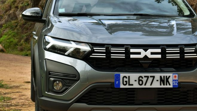 Ya hemos probado el primer coche híbrido de Dacia: 600 litros de maletero y  un bajísimo consumo