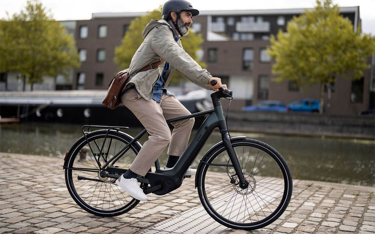 La B'Twin Long Distance 920 E Connected tiene previsto llegar a las tiendas en el verano de 2023 estrenando el nuevo motor eléctrico desarrollado por Decathlon y E2 Drives.