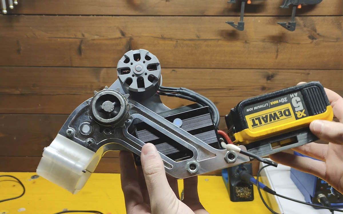 El motor de Zanetti proviene de un patinete eléctrico y la batería es la que se emplea en herramientas eléctricas como taladros.
