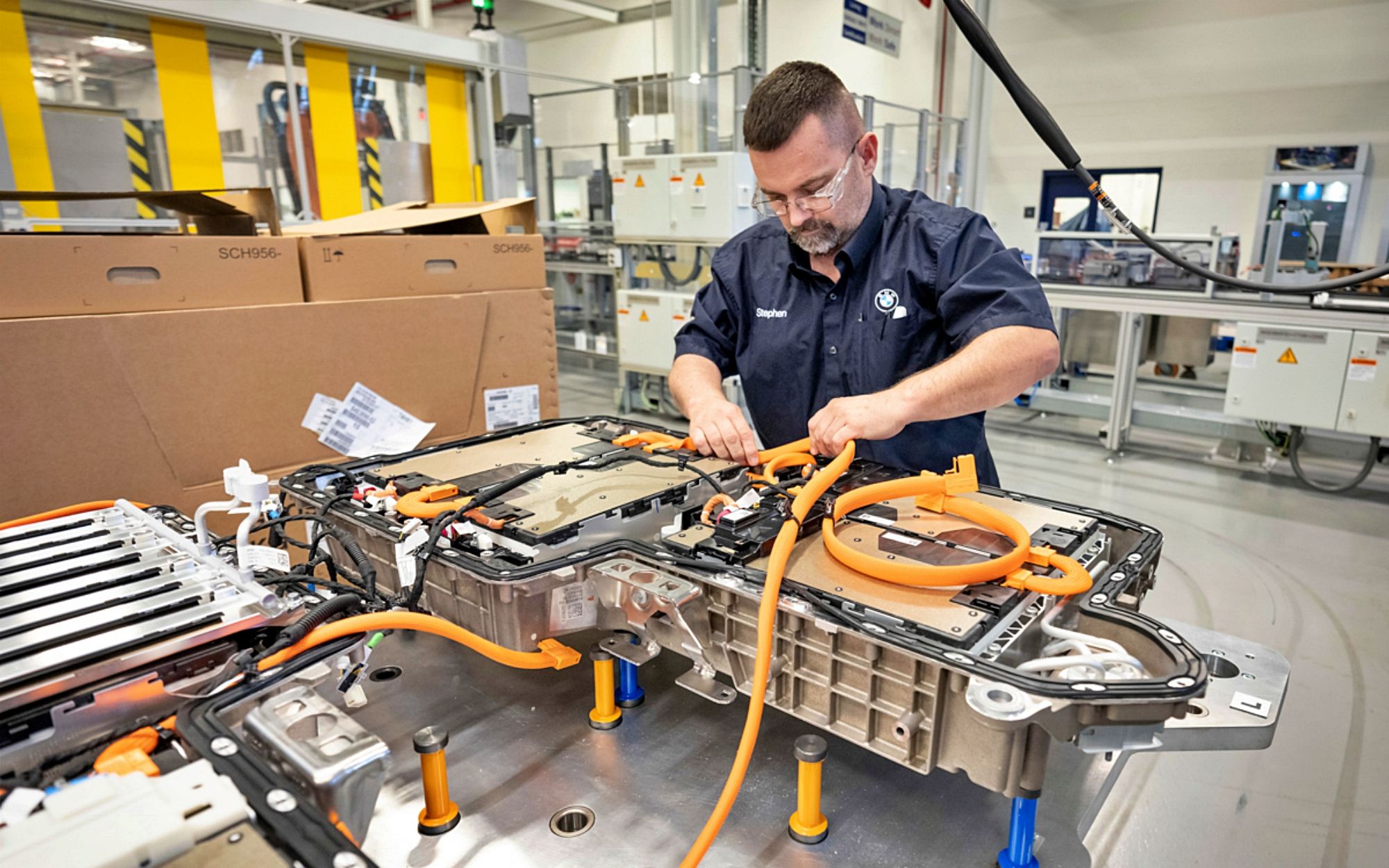 Un operario de BMW trabaja sobre una batería de CATL.