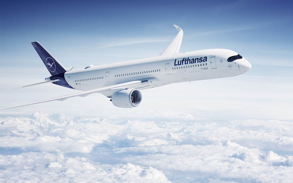 Lufthansa ofrece Tarifas Ecológicas con las que el viajero puede compensar las emisiones del vuelo gracias al uso de combustibles sostenibles.