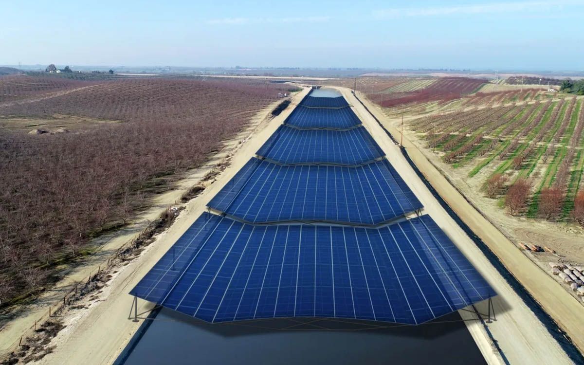 Además de producir electricidad, los paneles solares aportan una serie de beneficios derivados de su situación flotante sobre el agua de los canales.