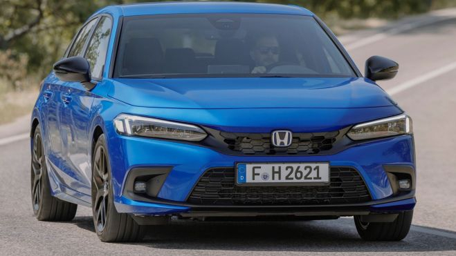 El Honda Civic e:HEV tiene un tamaño entre un compacto del segmento C y una berlina del segmento D.