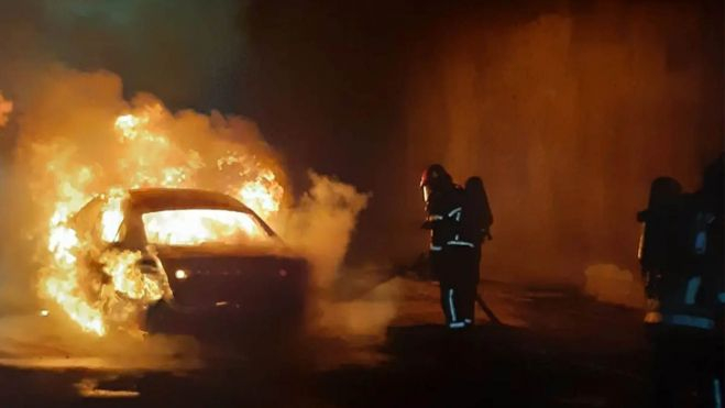 Aunque poco habitual, el incendio de un vehículo eléctrico es complicado de extinguir debido a la presencia de la batería. Aunque poco habitual, el incendio de un vehículo eléctrico es complicado de extinguir debido a la presencia de la batería.