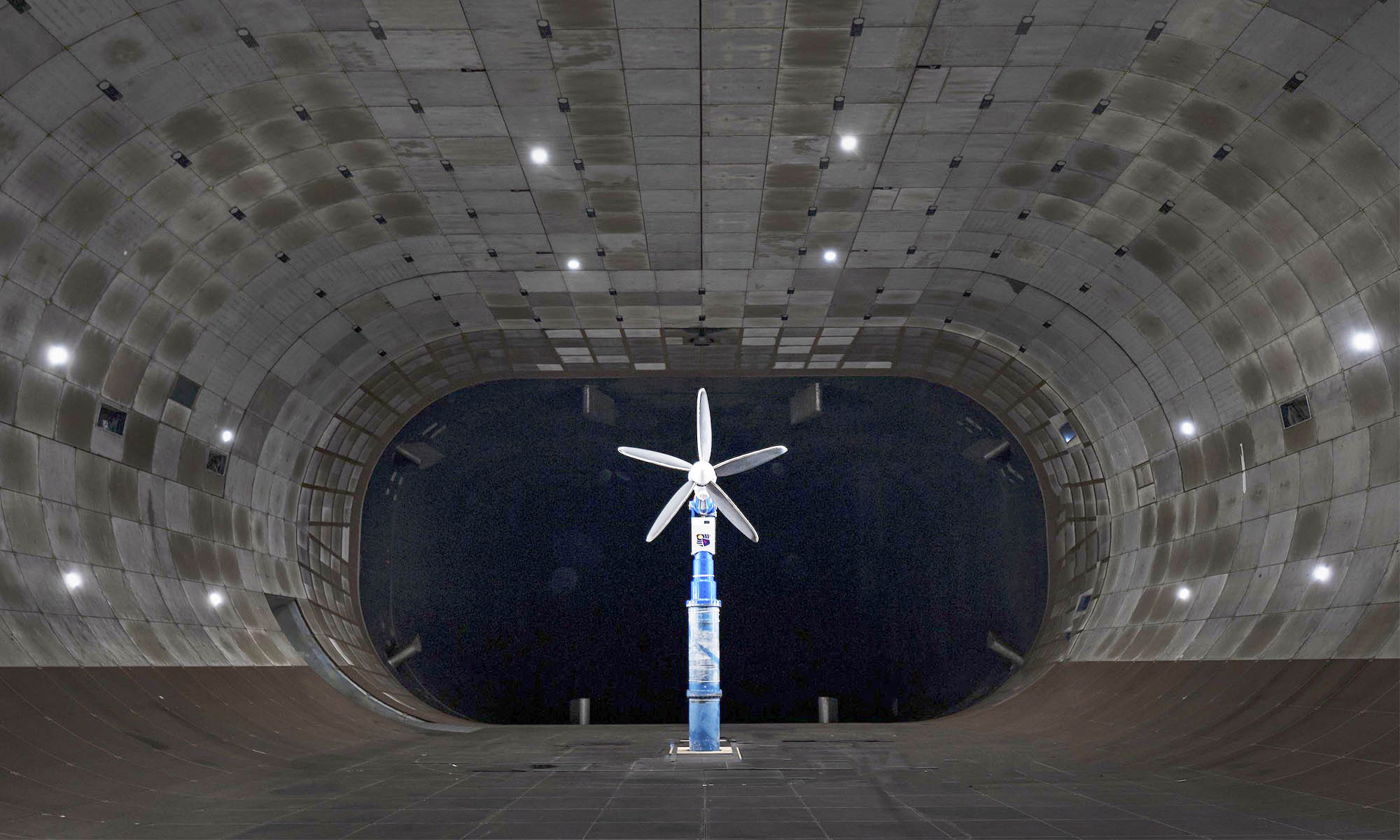 En el túnel de viento de la NASA, Joby ha instalando uno de los propulsores eléctricos finales de su avión eVTOL junto con una sección del ala.