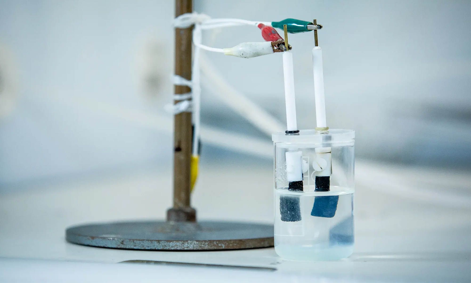 En el laboratorio, el nuevo catalizador divide el agua de mar y genera hidrógeno de manera eficiente, resistiendo la corrosión y evitando la producción de cloro. 
