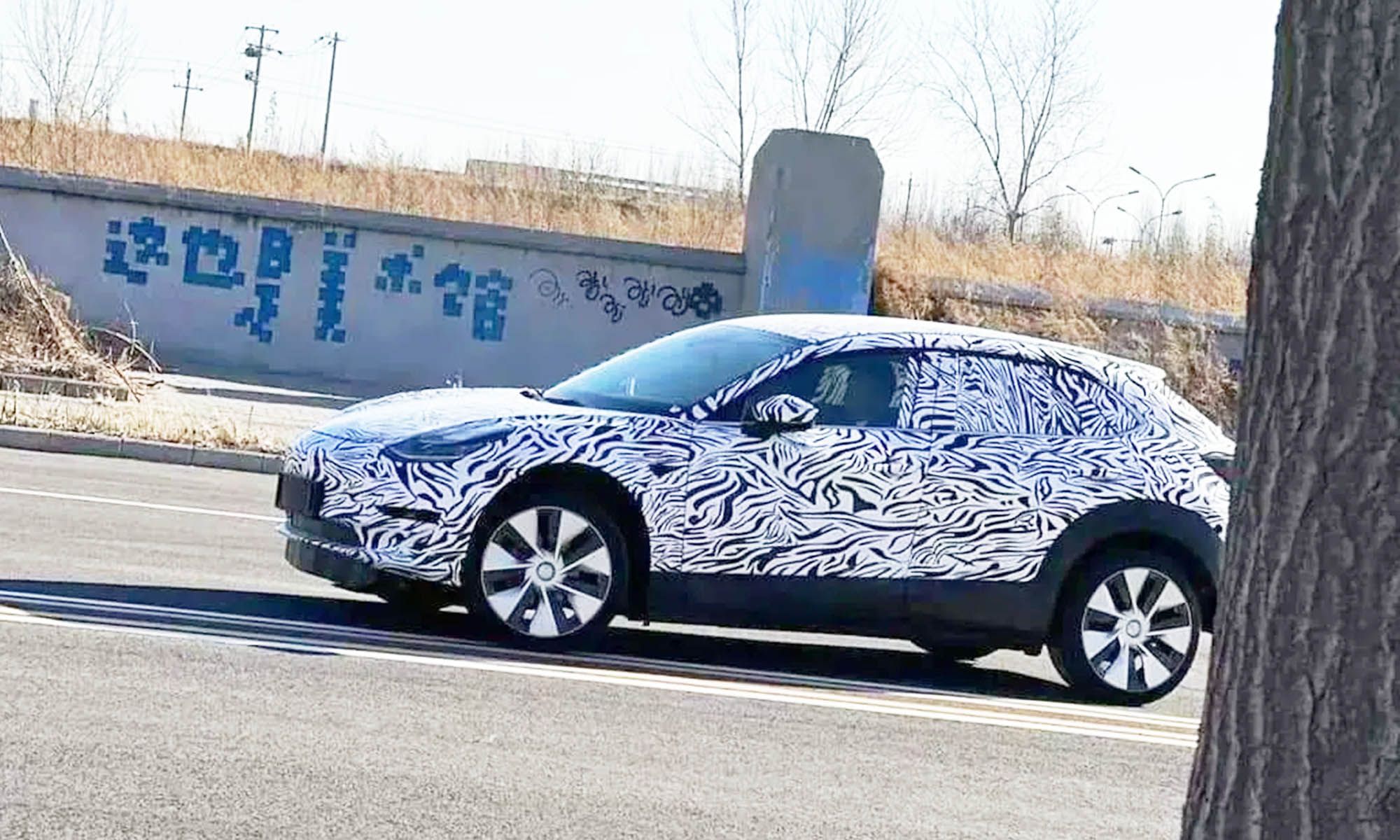 El prototipo de pruebas camuflado de un supuesto Tesla Model 2 recuerda demasiado a un Mazda CX-30.