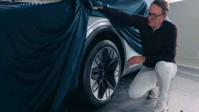 Imagen del vídeo en cuestión, en la que XXX deja ver el diseño de la llanta del nuevo coche eléctrico de Ford.