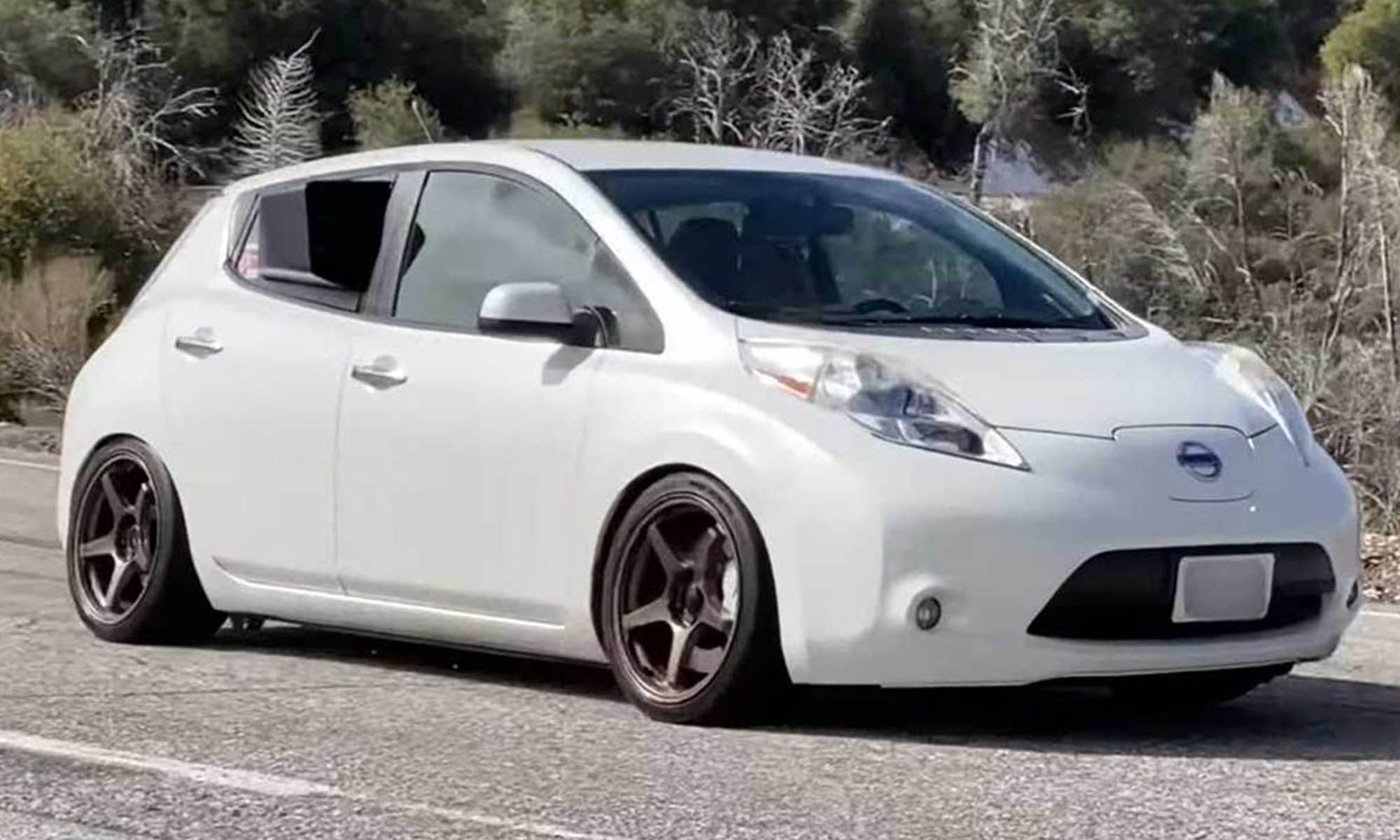 Este es el Nissan Leaf del ingeniero Derek Young, tras pasar por un proceso de transformación único.