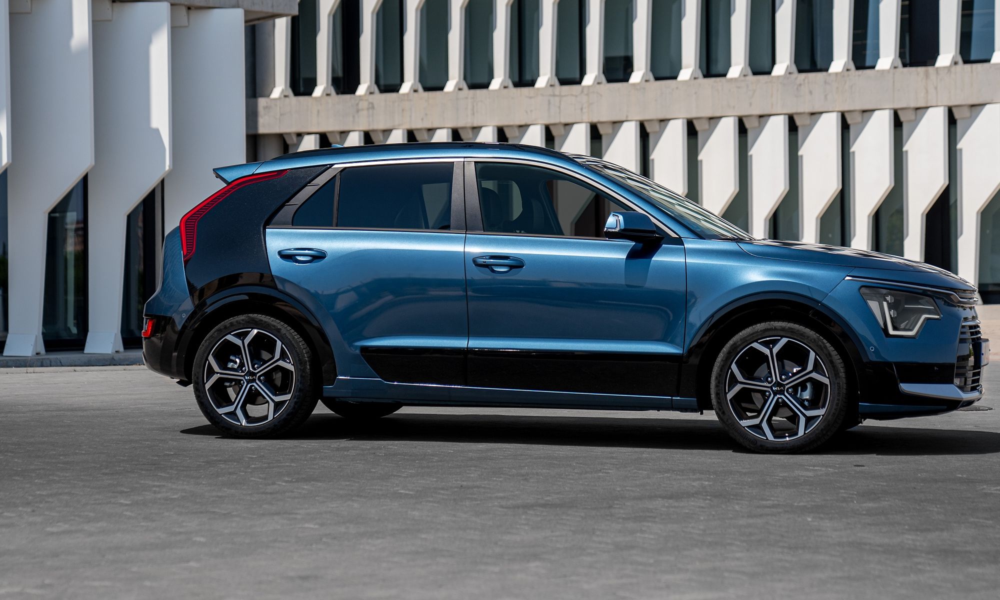 El KIA Niro ha dejado atrás el diseño anodino de la anterior generación para dar paso a un radical cambio marcado por líneas controvertidas.