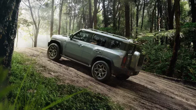 La vista lateral y trasera muestran un innegable parecido con el Land Rover Defender. La vista lateral y trasera muestran un innegable parecido con el Land Rover Defender.