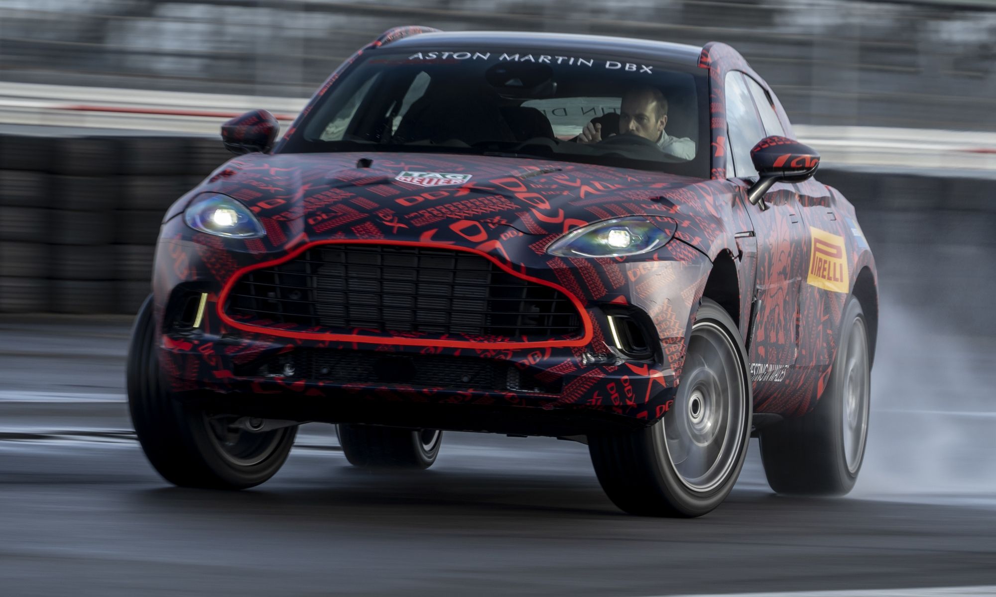 El Aston Martin DBX podría ser el primer modelo de la casa en recibir un tren exclusivamente eléctrico.