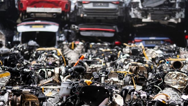 Al final de su vida útil, un viejo coche de combustión sigue teniendo mucho valor en sus componentes. El objetivo es conseguir lo mismo con los vehículos eléctricos. Al final de su vida útil, un viejo coche de combustión sigue teniendo mucho valor en sus componentes. El objetivo es conseguir lo mismo con los vehículos eléctricos.