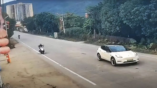 Un Tesla Model Y descontrolado circula a toda velocidad durante dos kilómetros por las calles de la ciudad de Chaozhou. 