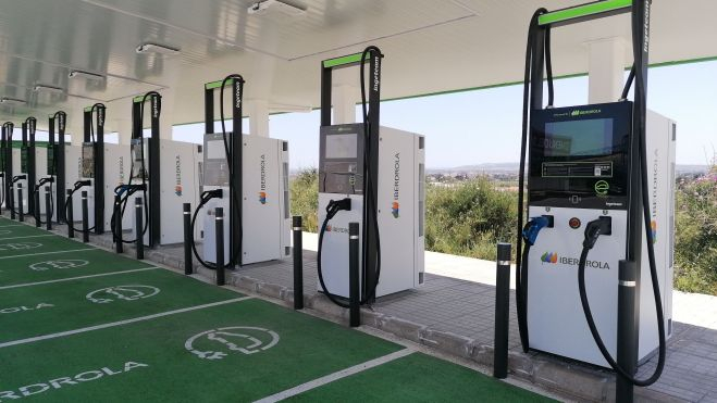 Estación de cargadores rápidos y ultrarrápidos de Iberdrola en Elche, instalados por el Grupo Hemag.