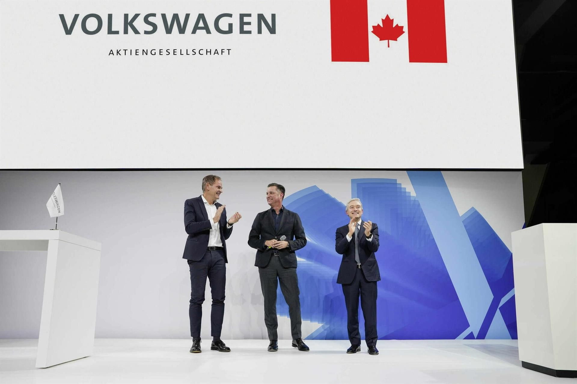 De izq a dcha: Oliver Blume, consejero delegado de Volkswagen; Thomas Schmall, responsable de Tecnología de Volkswagen y presidente del consejo de supervisión de PowerCo, y François-Philippe Champagne, Ministro de Innovación, Ciencia e Industria.