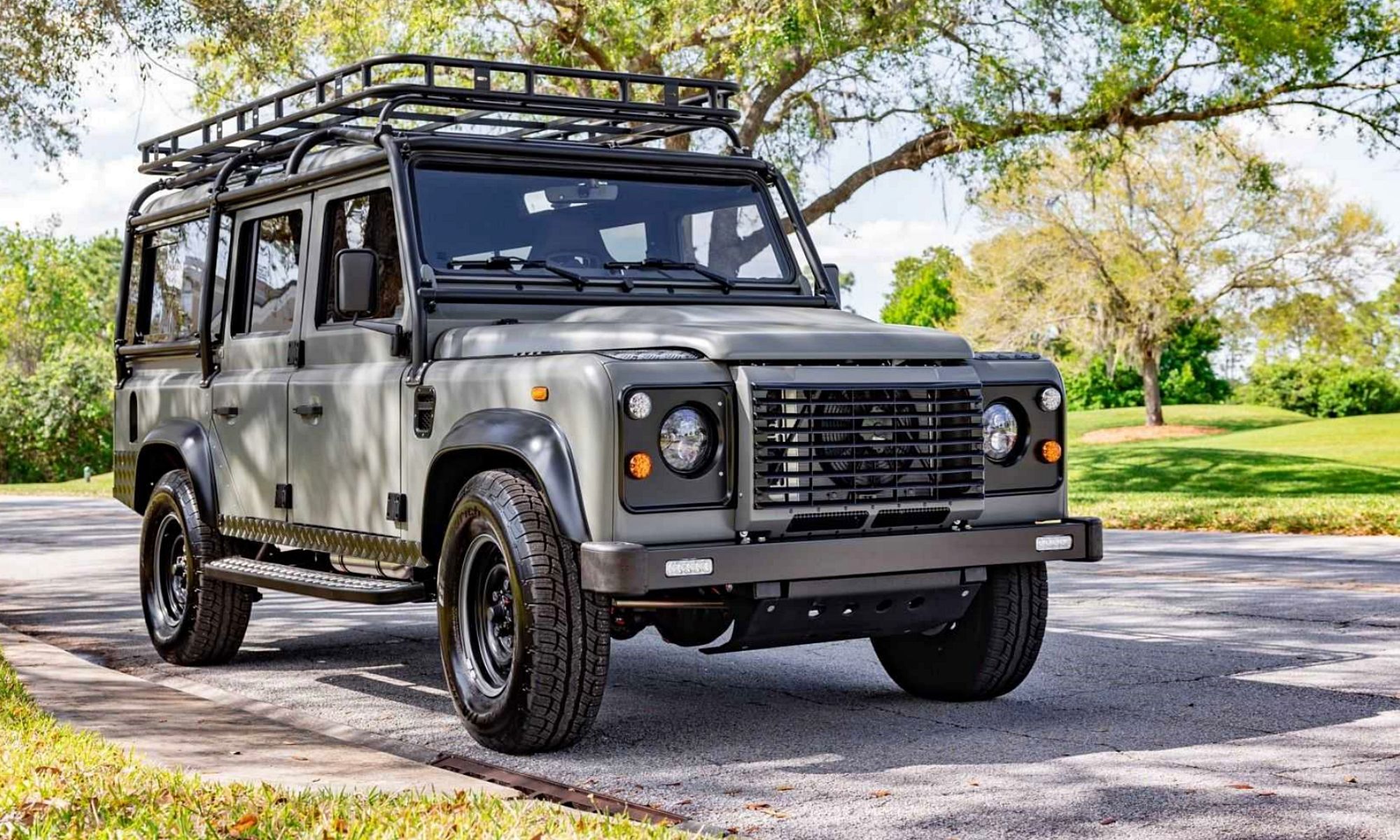 A simple vista, este Land Rover Defender 110 eléctrico podría pasar por uno más.