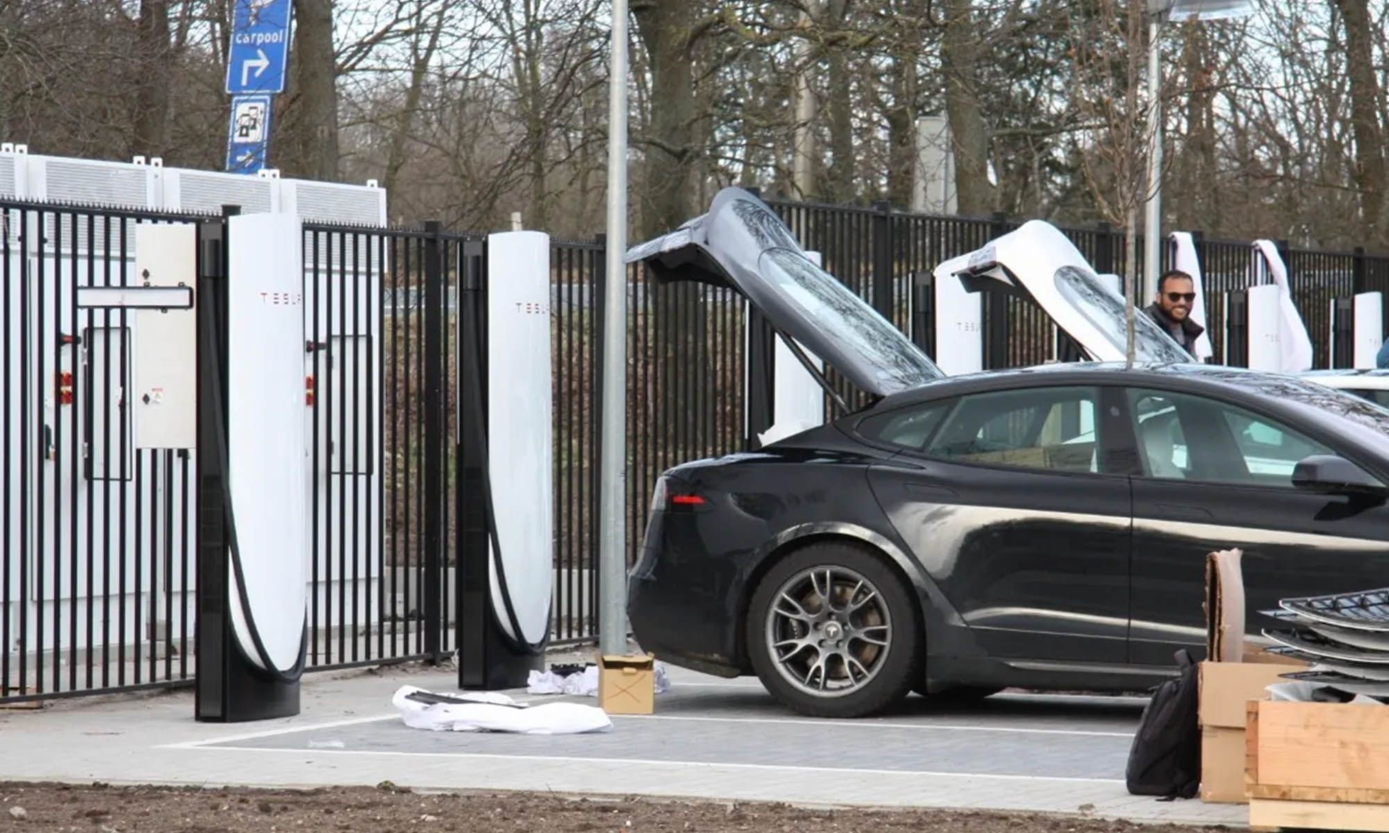 Los primeros supercargadores V4 de Tesla ya se están instalando en los Países Bajos.