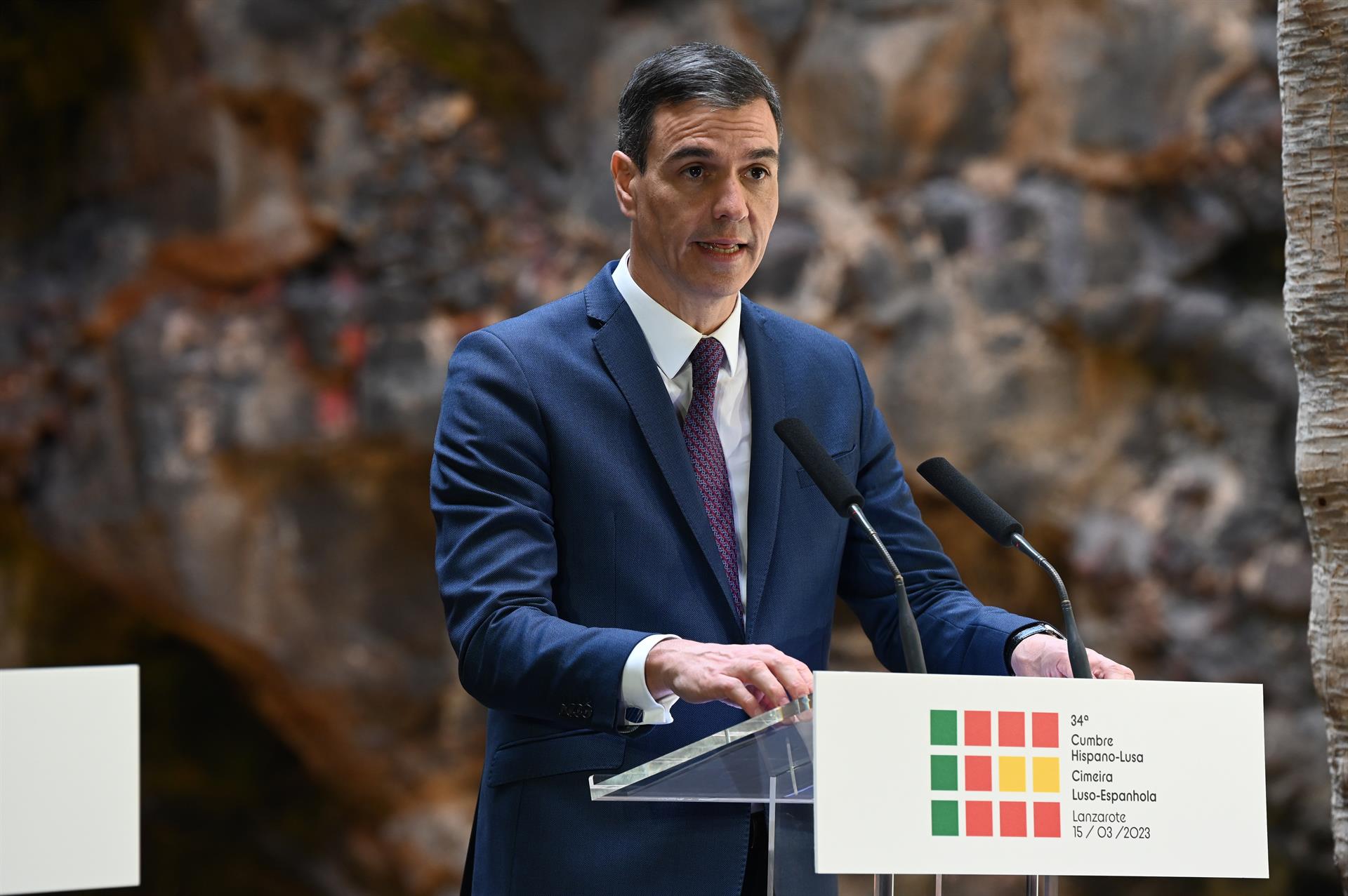 El presidente del Gobierno, Pedro Sánchez, durante la celebración de la XXXIV Cumbre Hispano-Portuguesa, en los Jameos del Agua, en Lanzarote, Canarias.