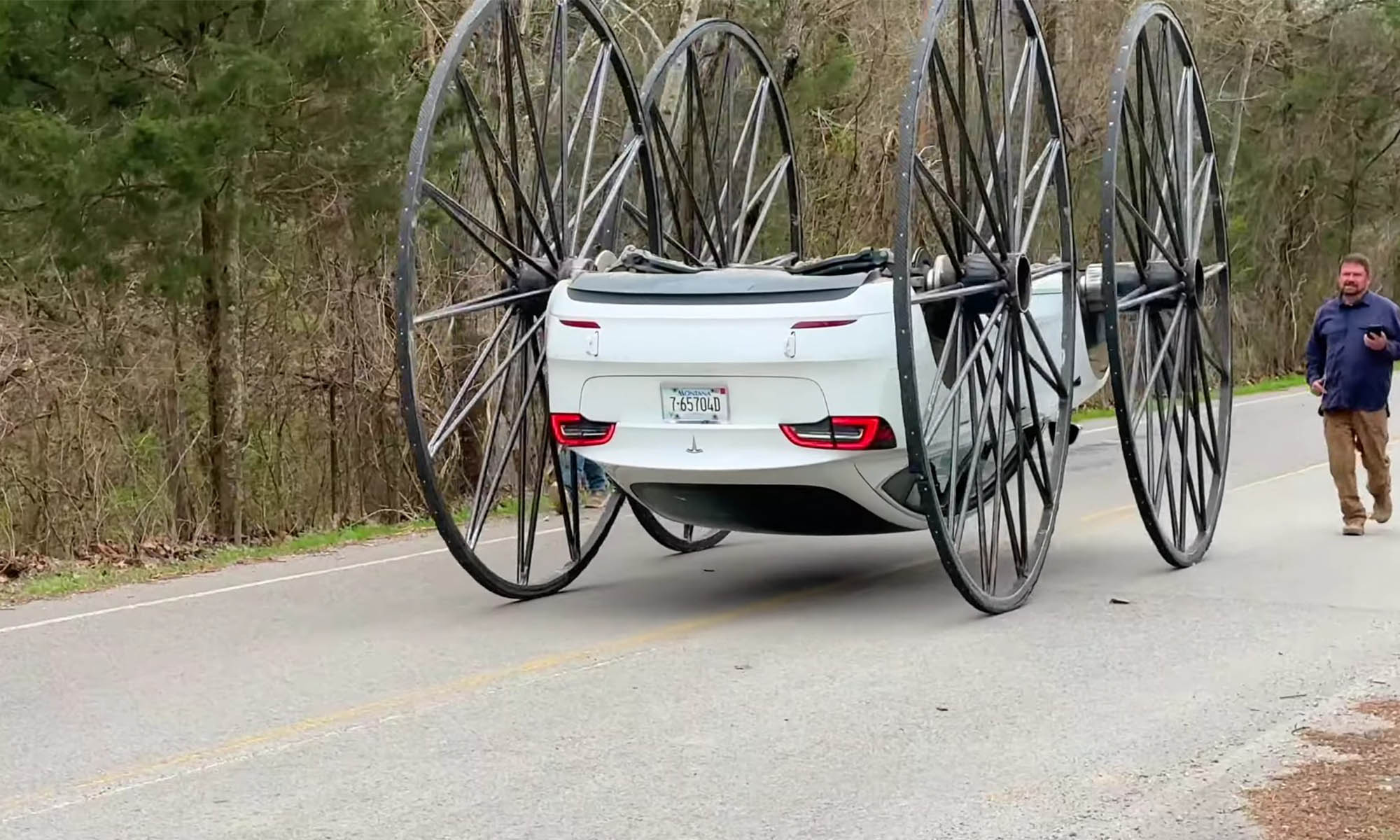 El Tesla Model 3 es capaz de funcionar del revés movido por la energía de la batería y el giro de su motor eléctrico.