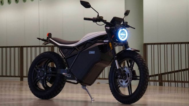 Tiene rasgos típicos de una moto de diseño scrambler.