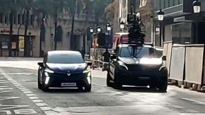 La primera imagen del Clio VI es algo borrosa, pero deja claro el cambio de estilo