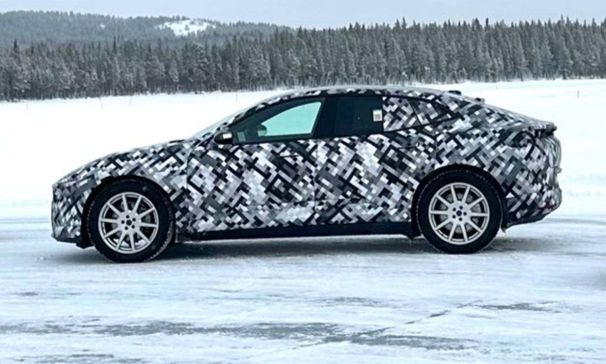 El Polestar 4 ha aparecido en algunas imágenes con un camuflaje que esconde sus detalles.